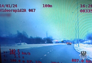 Zdjęcie z wideorejestratora przedstawia sytuację jak pojazd przekracza 102 km na godzinę