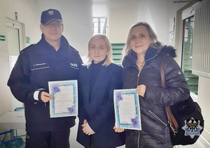 Policjant i dwie kobiety z dyplomami