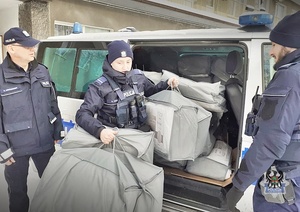 Policjanci wyciągają dary z radiowozu