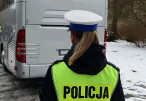 Policjantka stojąca z tyłu autokaru
