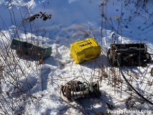 Skradzione walizki ze sprzętem rozrzucone na śniegu