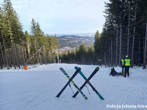 Policjanci na nartach jadąc na stoku podjechali do poszkodowanego na nartach
