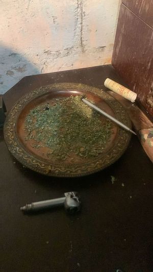Susz marihuany na talerzu