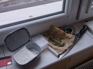 Amfetamina i marihuana w pojemnikach na parapecie okna