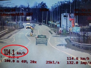 Zdjęcie z wideorejestratora przedstawiające jak samochód osobowy jedzie 114 kilometrów na godzinę w obszarze zabudowanym
