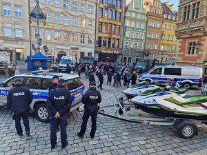 Policjanci i policyjny sprzęt na wrocławskim rynku podczas Wielkiej Orkiestry Świątecznej Pomocy.