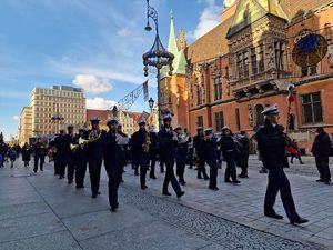 Policyjna orkiestra idąca wrocławskim rynkiem