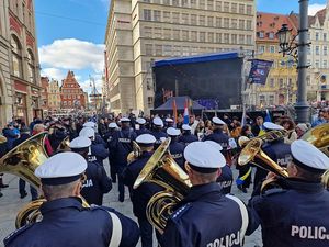 Orkiestra policyjna grająca na wrocławskim rynku