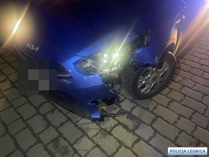 wypadek samochodu na ulicy z roztrzaskanym przodem