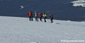 prywatne zdjecia policjanta z jeleniej góry podczas patrolowania śnieżnych tras waz z innymi policjantami