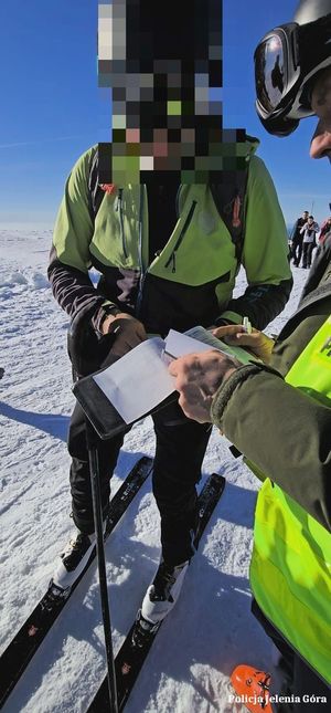 prywatne zdjecia policjanta z jeleniej góry podczas patrolowania śnieżnych tras waz z innymi policjantami