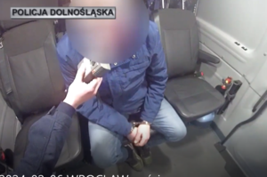 policjanci sprawdzają alkomatem trzeźwość kierowcy