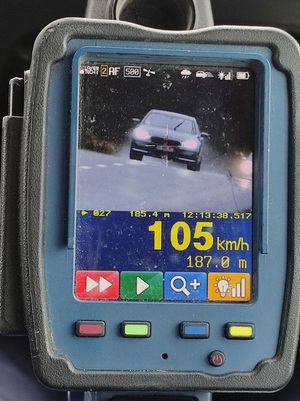 Zdjęcia pojazdu przekraczającego prędkość z ręcznego miernika