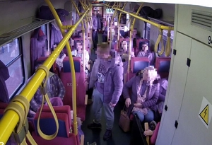 policjanci w pociągu
