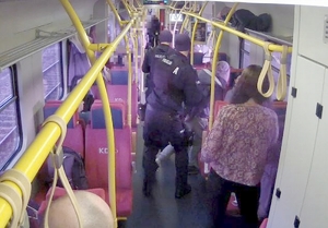 policjanci w pociągu