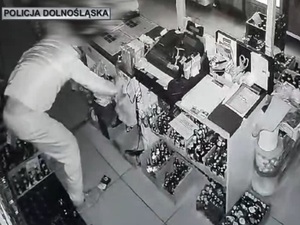 Mężczyzna podczas kradzieży z włamaniem