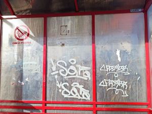 Graffiti na wiacie przystankowej