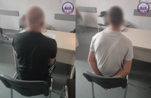 Dwaj zatrzymani mężczyzn siedzący na krzesłach z rękoma skutymi w kajdanki