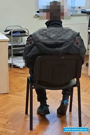 Mężczyzna siedzący tyłem na krześle