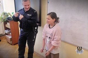 Policjant rozmawia z dziewczynką