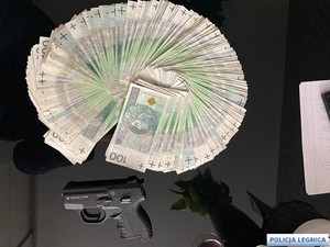 Rozłożone banknoty po 100 zł
