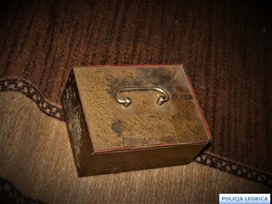 Małe metalowe pudełko na klucz
