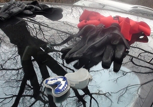 kibice druzyn piłkarskich ubrani w dresy w lesie obok samochód i funkcjonariuszy policji