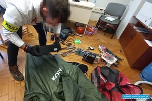 Na zdjęciach odzyskane mienie w postaci piły spalinowej, roweru oraz elementów rowerowych, elektronarzędzia, akcesoria wędkarskie.