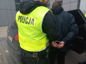policjant wraz z zatrzymanym