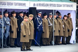 Przedstawiciele służb mundurowych wojska i policji podczas uroczystości