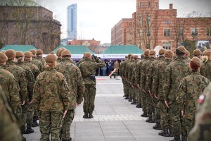 Żołnierze stojący w szeregu podczas apelu