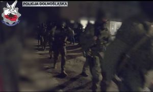 policjanci z SPKP podczas wchodzenia w nocy do domu