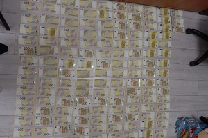 Rozłożone na stole banknoty po 200 Euro