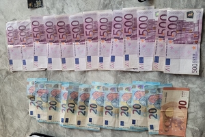 Rozłożone banknoty 500, 20 i 10 Euro