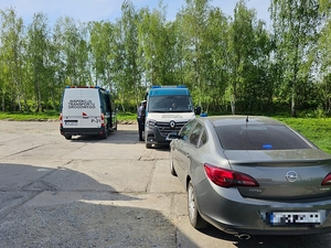 Dwa pojazdy Inspekcji Transportu Drogowego i jeden pojazd nieoznakowany policyjny