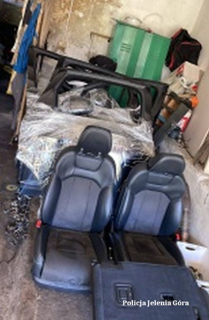 Części samochodowe i siedzenia samochodowe zdemontowane z pojazdu znajdujące się w pomieszczeniu