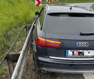 Audi które uderzyło w boczne barierki na drodze A4 - zdjęcie z tyłu auta