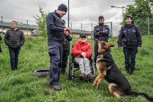 Wizyta niepełnosprawnego chłopaka u przewodników psów policyjnych