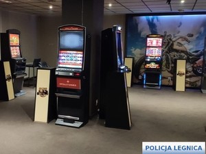 Automaty do gry stojące w pomieszczeniu