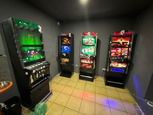 Nielegalne automaty do gier hazardowych zabezpieczone przez policjantów i funkcjonariuszy Dolnośląskiego Urzędu Skarbowo-Celnego