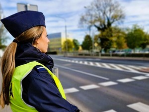 policjantka stojąca przy przejściu dla pieszych