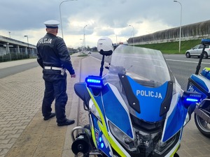 policjant przy motocyklu