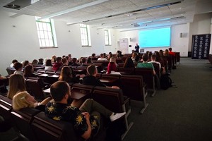 Wykład na Uniwersytecie Medycznym z udziałem policjanta Komendy Wojewódzkiej Policji we Wrocławiu