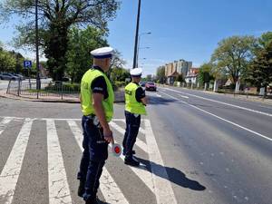 Policjanci w trakcie wykonywania kontroli drogowych