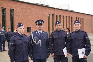 Komendant wraz z nowo przyjętymi policjantami