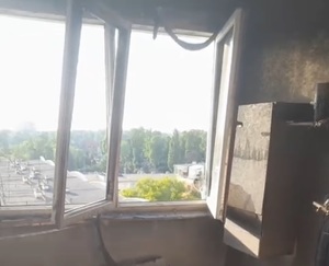 wyłamane okno w mieszkaniu