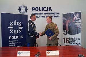 Komendant wojewódzki policji podpisuje porozumienie z Komendantem wojewódzkim wojska