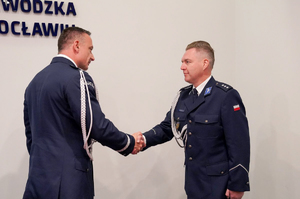 Komendant Wojewódzki policji składa gratulacje policjantowi