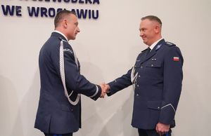 Komendant Wojewódzki policji składa gratulacje policjantowi