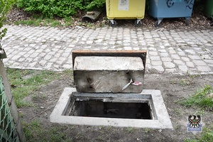 otwarta studzienka kanalizacyjna